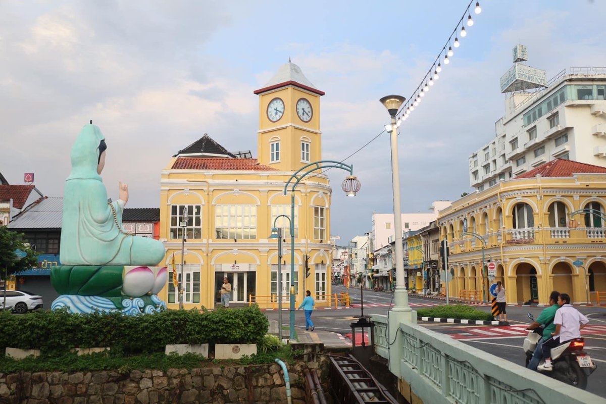 โดดเด่นเป็นสง่าราศรีมาแต่ไกล #องค์กวนอิมปุดจ้อ #เจ้าแม่กวนอิม หรือ #กวนอิมฮุดโจ้ว ได้มาประทับอยู่ ณ บริเวณแยก ธ.ชาร์เตอร์ดแบงก์ (ถนนภูเก็ต-พังงา)  เป็นที่เรียบร้อยแล้วนะ เช้านี้ เพื่อเชิญชวนทุกคนมาร่วมงานประเพณีถือศีลกินผักจังหวัดภูเก็ต ประจำปี 2567 ตั้งแต่วันที่ 3-11 ต.ค.นี้