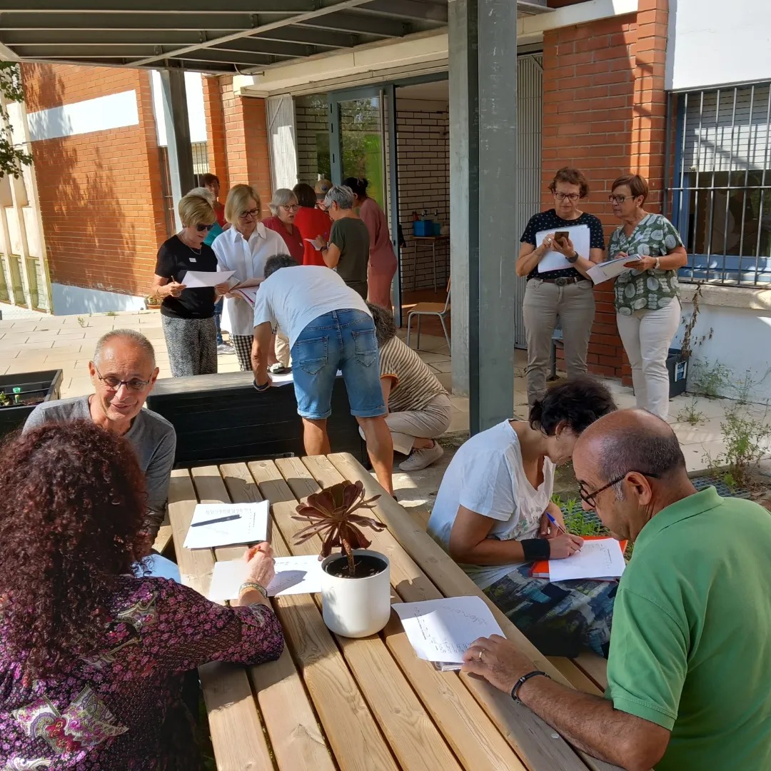 CfaOlesa's tweet photo. Getting to know each other using a 'Speed Dating' session in English 3. Working outdoors is always a great choice! #english3 #engagingactivities #english3 #formacióalllargdelavida https://t.co/icA20FSHv1