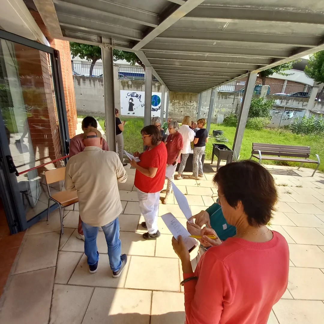 CfaOlesa's tweet photo. Getting to know each other using a 'Speed Dating' session in English 3. Working outdoors is always a great choice! #english3 #engagingactivities #english3 #formacióalllargdelavida https://t.co/icA20FSHv1