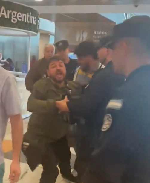 ElTrumpista's tweet photo. Me llega información de que Grabois fue detenido por la Policía de Seguridad Aeroportuaria y se le hizo un test de droga por su evidente estado de locura, y dió positivo en cocaína.

Papelón mundial. https://t.co/3EHmqKIPou