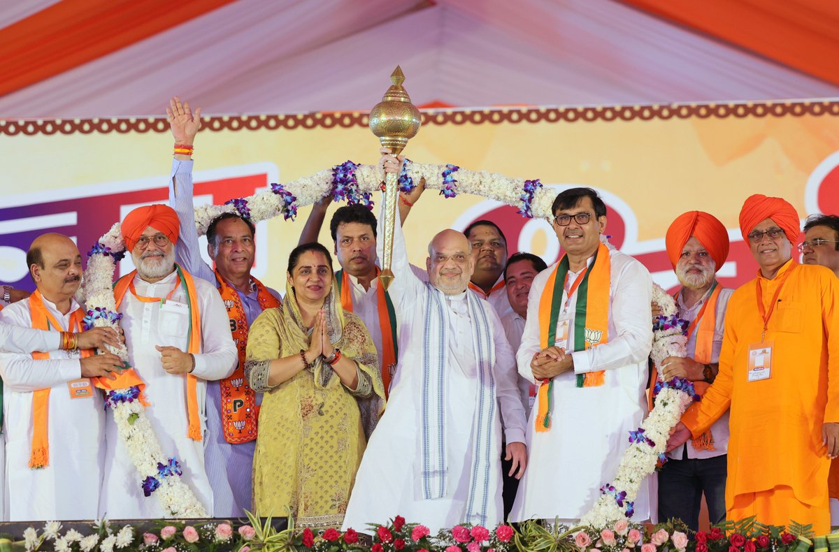 AmitShah's tweet photo. डीलर, दामाद और भ्रष्टाचारियों के दबदबे वाली कांग्रेस को हरियाणा की जनता कभी वापस नहीं आने देगी। भाजपा सरकार ने हरियाणा में भ्रष्टाचार समाप्त कर पारदर्शिता व जनकल्याण के नये मानदंड स्थापित किये हैं। टोहाना वासी भाजपा को लाने के लिए कटिबद्ध हैं। https://t.co/qEqZumaZqg