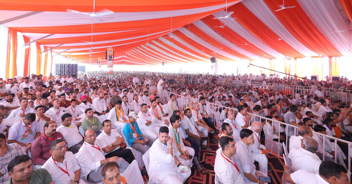AmitShah's tweet photo. डीलर, दामाद और भ्रष्टाचारियों के दबदबे वाली कांग्रेस को हरियाणा की जनता कभी वापस नहीं आने देगी। भाजपा सरकार ने हरियाणा में भ्रष्टाचार समाप्त कर पारदर्शिता व जनकल्याण के नये मानदंड स्थापित किये हैं। टोहाना वासी भाजपा को लाने के लिए कटिबद्ध हैं। https://t.co/qEqZumaZqg