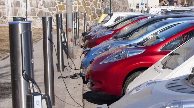 Por primera vez en el mundo, los vehículos eléctricos superan en número a los automóviles de gasolina en Noruega.