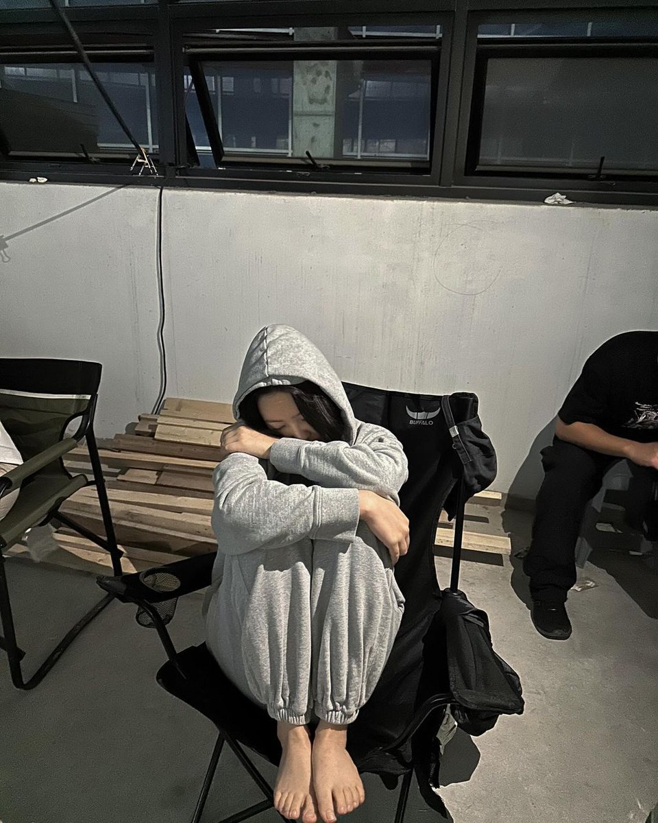 REDVELVET_TH's tweet photo. 240923 [IG : yerimiese] น้องเยมมาโพสต์ภาพในกองถ่าย 🥺 ช่วงนี้คุณนักแสดงเยริมกำลังลุยถ่ายทำอย่างเต็มที่เลย รอติดตามผลงานการแสดงของน้องเยมกันนะคะ 💜📽️

#YERI #RedVelvet @RVsmtown https://t.co/4ulMrXxvsH
