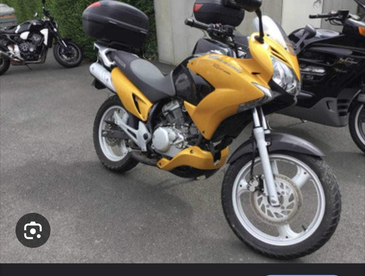 antiradarcatala's tweet photo. Honda Varadero XL125 amb matrícula 7715GCG robada a Barcelona. Si us plau compartiu. https://t.co/o5GzxrWJNZ