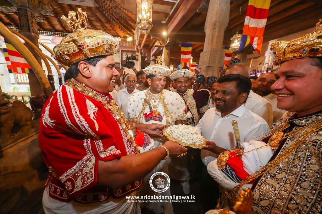 SriDalada's tweet photo. Sri Lankan President @anuradisanayake made his first official visit to Sri Dalada Maligawa today to receive blessings of the Sacred Tooth Relic, marking a significant moment in his leadership.

#SriLanka #SriDaladaMaligawa #SacredToothRelic #PresidentialVisit https://t.co/sSyVmcdwwj