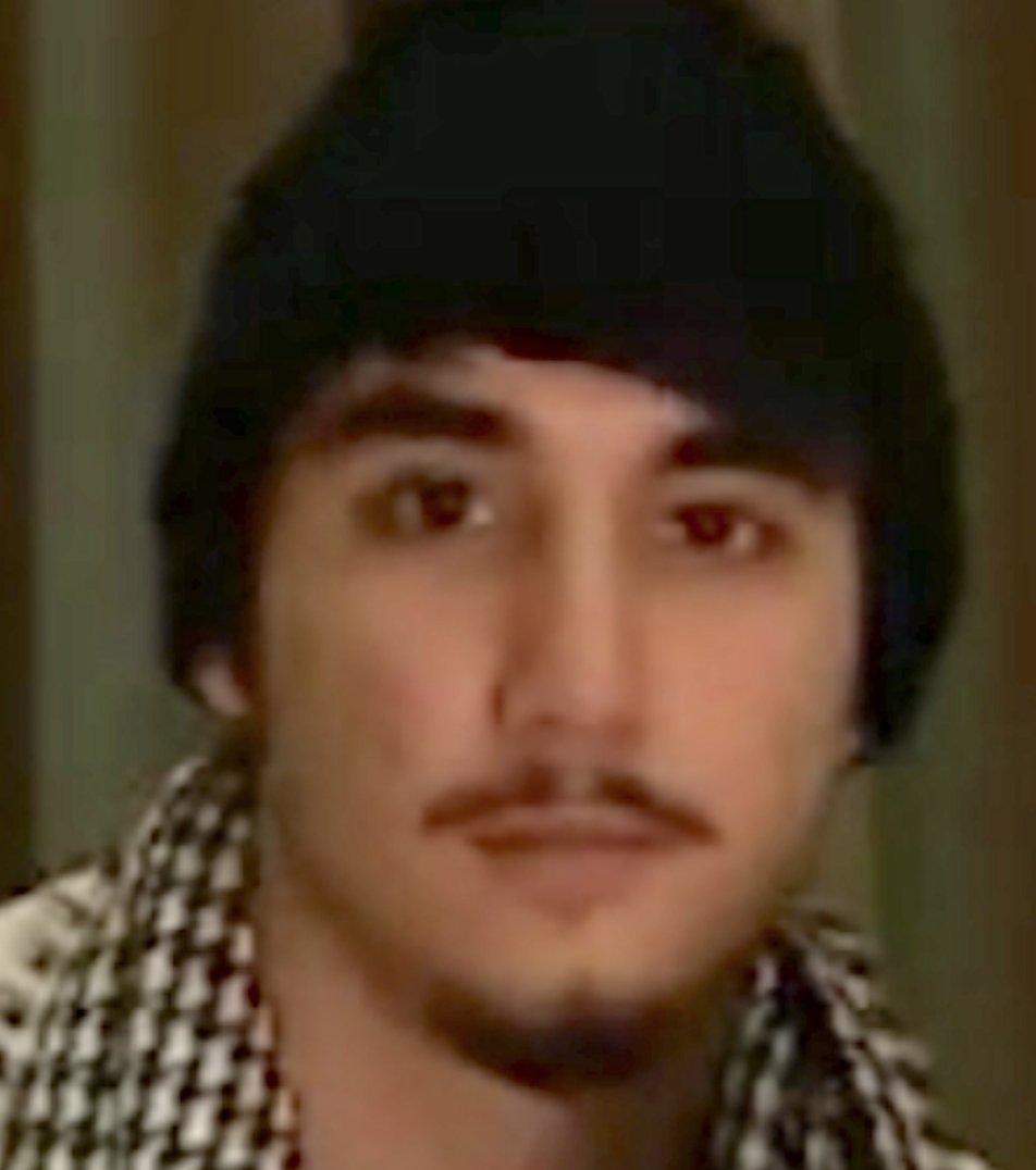 🔍🔍PLEASE RETWEET🔎🔎
#Consequences #Jan6thInsurrection
#FBI is seeking to identify this person involved at the U.S. Capitol on #Jan6
If this person looks familiar contact FBI at tips.fbi.gov or 1-800-225-5324.
REFERENCE # 252 AFO

CC: @BadBradRSR