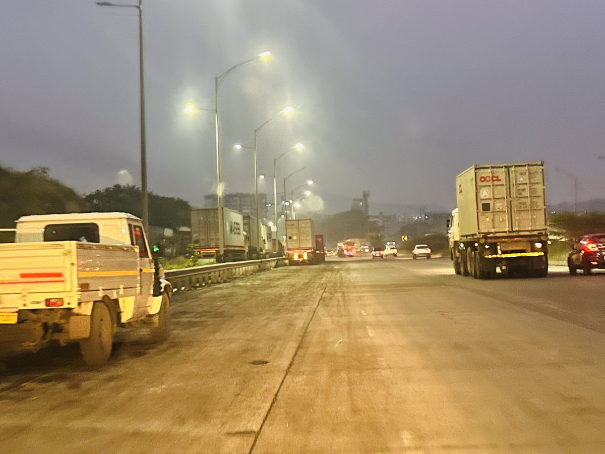 Harshad5696's tweet photo. A large number of heavy vehicles are parked along the Palaspe-JNPT NH4B Highway and Dighode-Gavhanphata Road. However, it is unclear why traffic police have not taken action against these illegally parked vehicles. @Navimumpolice @Dev_Fadnavis @CMOMaharashtra https://t.co/UqHwSTf8qq