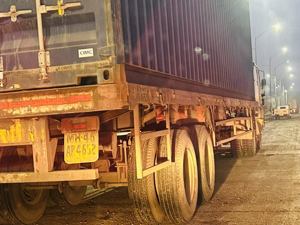 Harshad5696's tweet photo. A large number of heavy vehicles are parked along the Palaspe-JNPT NH4B Highway and Dighode-Gavhanphata Road. However, it is unclear why traffic police have not taken action against these illegally parked vehicles. @Navimumpolice @Dev_Fadnavis @CMOMaharashtra https://t.co/UqHwSTf8qq