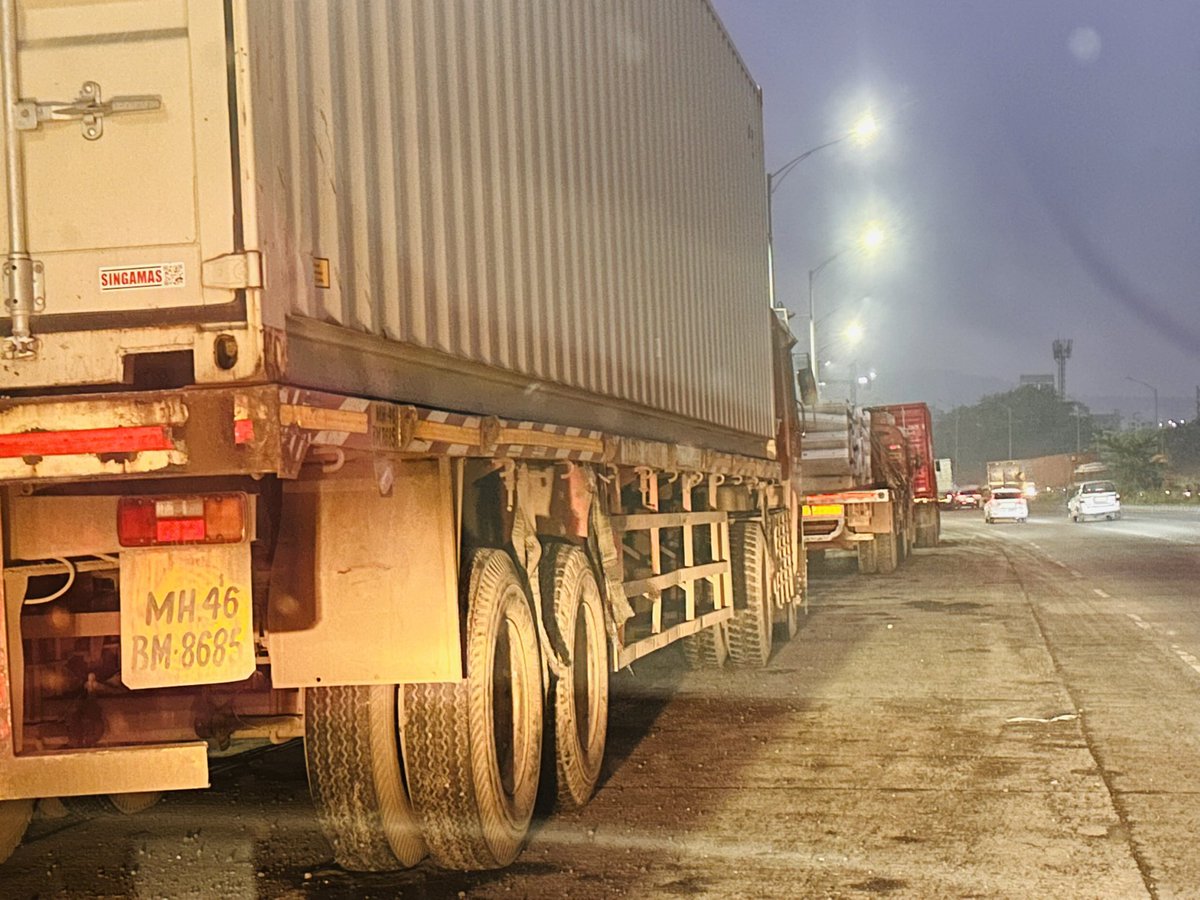 Harshad5696's tweet photo. A large number of heavy vehicles are parked along the Palaspe-JNPT NH4B Highway and Dighode-Gavhanphata Road. However, it is unclear why traffic police have not taken action against these illegally parked vehicles. @Navimumpolice @Dev_Fadnavis @CMOMaharashtra https://t.co/UqHwSTf8qq