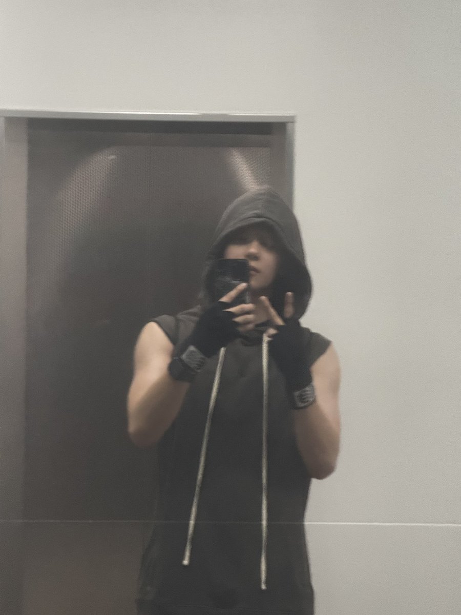 [#OX]

다녀왔습니다🥊

#OMEGA_X #오메가엑스   
#예찬 #YECHAN