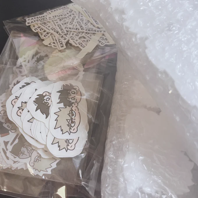 再販分のアクキーが無事に届きましたので今週末から通販開始予定です!

ひとつずつ梱包してく……📦有難いことにたくさん作りましたので発送までお時間いただきますがよろしくお願いします。 