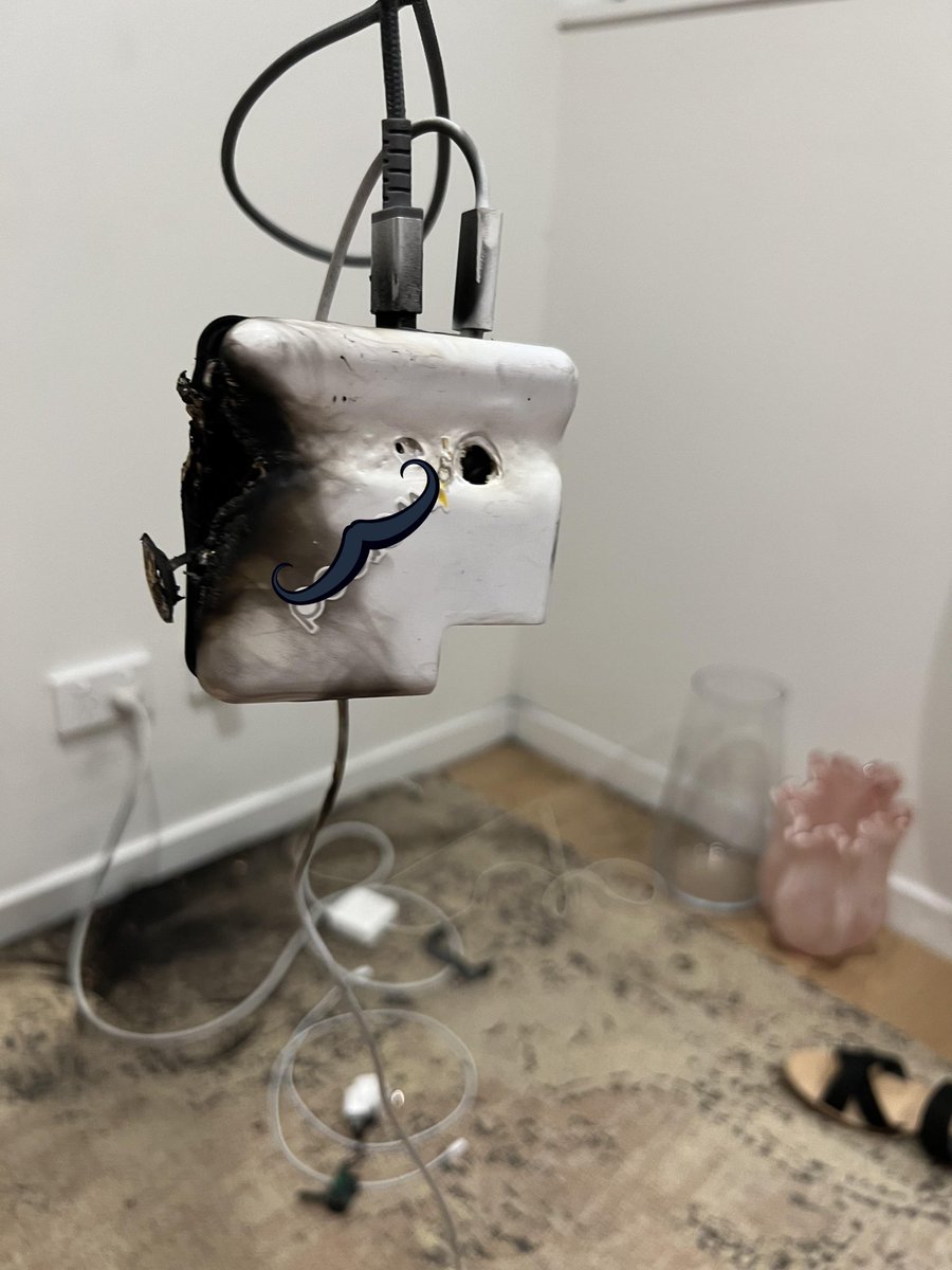 zalyazahari's tweet photo. Baru-baru ni ada kes powerbank meletup dan terbakar. Sebenarnya powerbank ni ada cara penjagaan dia and dia ada jangka hayat. Bukan sekali beli tahan seumur hidup yaa. Here i nak share  --- https://t.co/cKQpIR5k2N