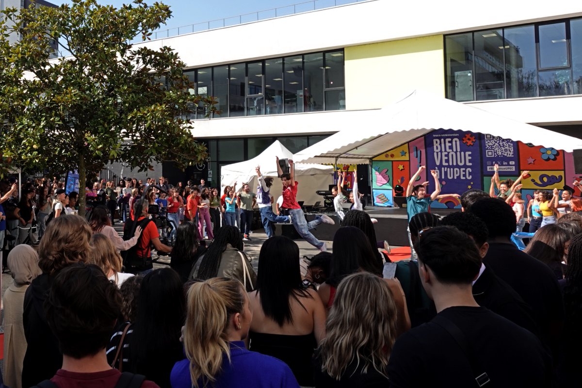 Bravo et merci à nos #assosUPEC, nos partenaires, nos artistes et à notre public pour votre enthousiasme et vos sourires 🙌 🥰

Vous avez participé au forum de rentrée de l' #upec ? 

Lâchez-nous un petit commentaire pour nous dire quelles étaient vos animations préférées