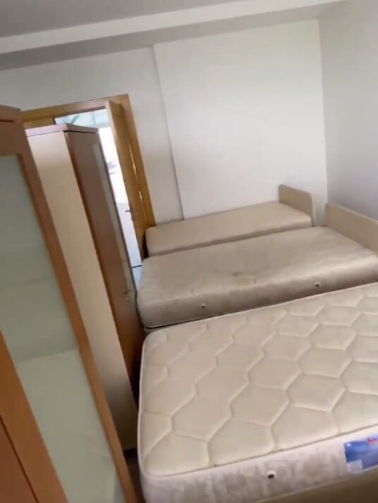 Vadili öğrenciler için her seferinde niteliksiz bir çözüm sunan rektörlüğün lojman alternatifinin 21 kişilik küçük odalardan oluştuğu belli oldu. Tek banyo ve mutfaktan oluşan bu odaları kabul etmiyoruz. Nitelikli barınma hakkımız gasp edilemez!