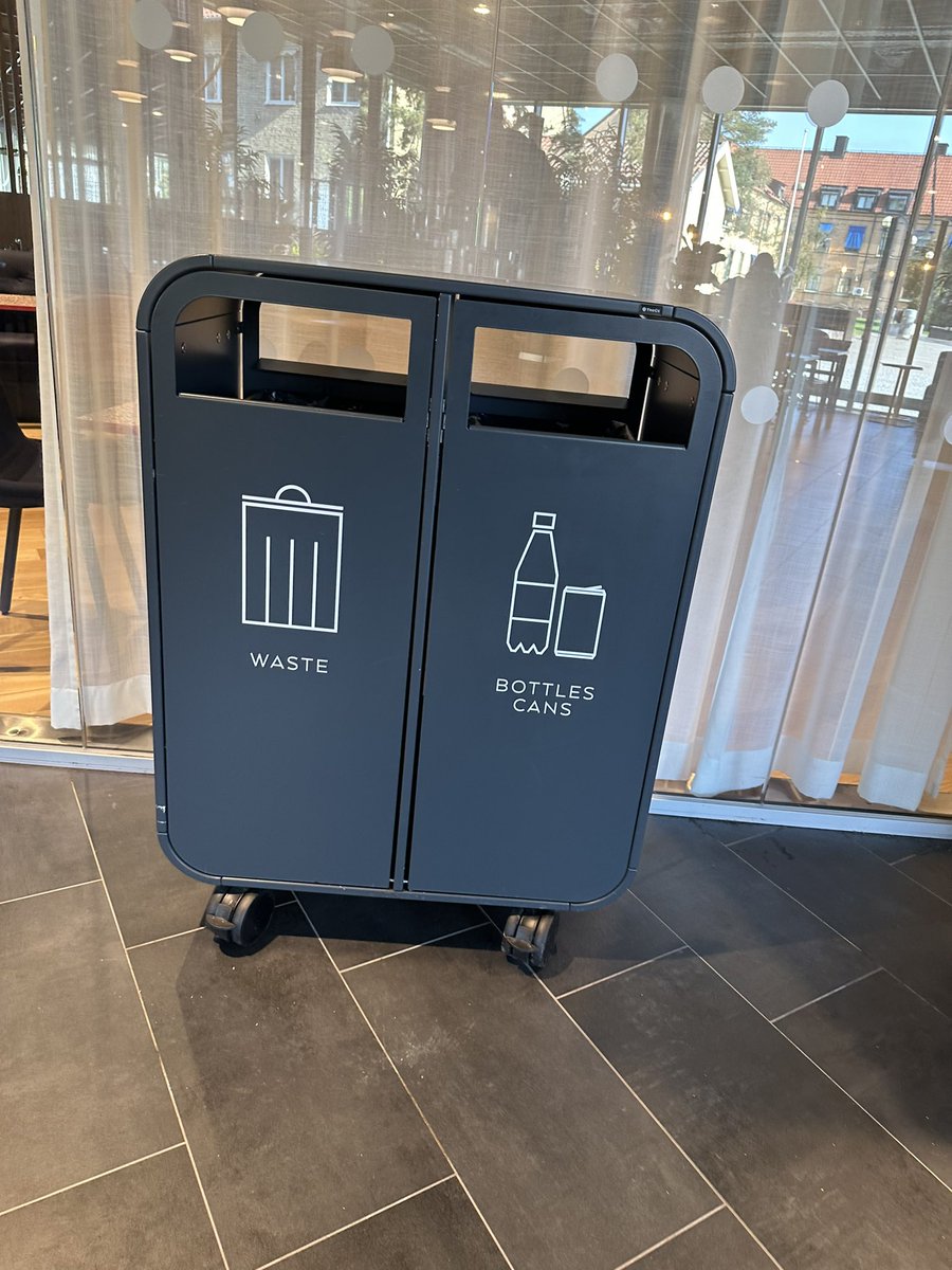 EFTER ÖVER 5 ÅRS STUDIER på Högskolan Väst kan jag med glädje presentera en världsomvälvande nyhet. Högskolan Väst har fått sin första pantinsamling! Pant har tidigare slängts i vanliga soporna. Detta är ett stort steg för Högskolan Väst i sitt arbete med de 17 globala målen för