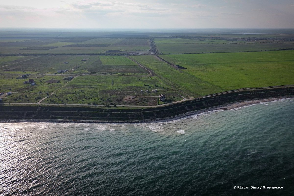Greenpeace's tweet photo. 👏👏👏 @GreenpeaceRO 

@omv must STOP NEPTUN DEEP immediately.

Romania is still recovering from floods worsened by the climate crisis. 

This project and any gas extraction from the Black Sea will only exacerbate the climate chaos that threatens us all.

https://t.co/zAkqS0z93U https://t.co/jzkczExzEG