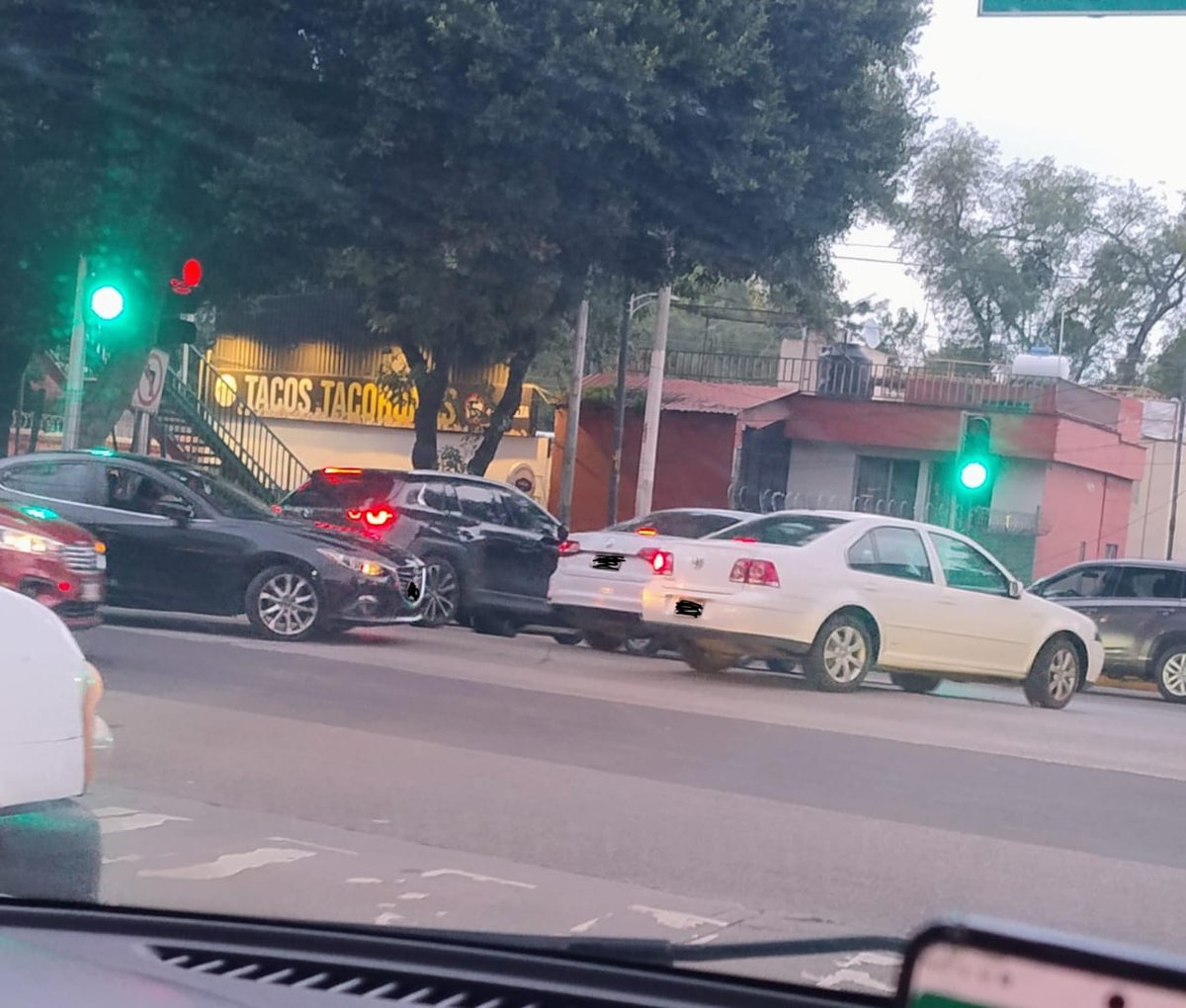 TiaLolo80s's tweet photo. @OVIALCDMX @MetrobusCDMX @RosarioCastroE @martibatres @UCS_GCDMX @TlalpanVecinos @Elrromanov @La_Chica_Metro @mileniotv @AztecaNoticias NUNCA LLEGAN
Encima todos los días de 6am a 8am autos circulando en sentido contrario 
x Av.Corregidora dando vuelta prohibida sobre Insurgentes 
Colapsan TODO hacia el norte, hacia al sur y la bajada x Ayuntamiento https://t.co/NR4DxENpY1