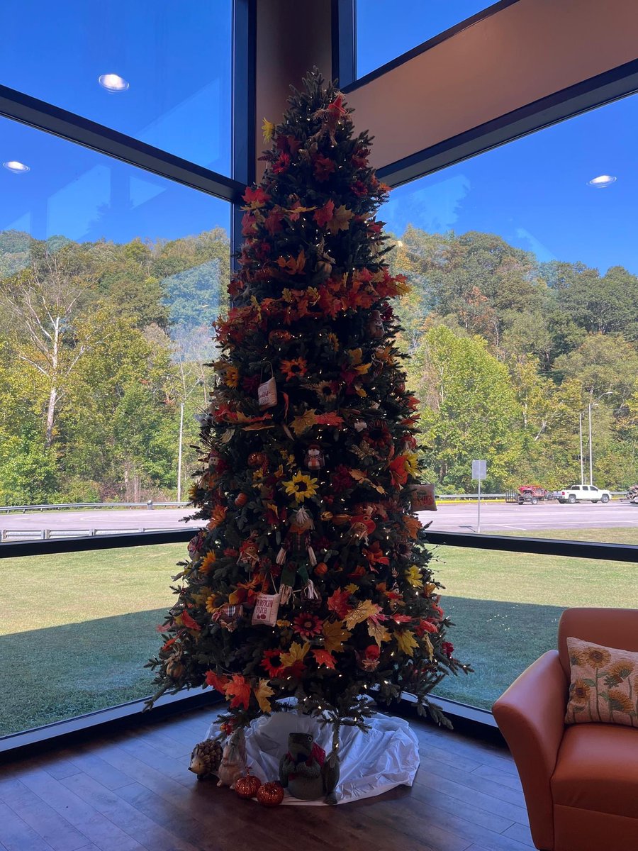 Mr_FrazierKY's tweet photo. Y’all, #PowellCounty IS READY FOR FALL!
Bring on the cozy vibes, the hot cocoa, the falling leaves, and the cooler temperatures! We're all decorated and ready here at the Slade Welcome Center!
Come see us and take your picture with our beautiful pumpkins and mums that we got from Red River Gorge Farmers Market staple vendor Elk Hollow Farms! Even Bigfoot* is getting in the spirit 👣 🎃👻🍂🍁
Foliage maps show #RRG leaves should begin changing colors next week. 🍁🍂
And if you ask nice enough, Pete might even be willing to photo bomb your family photos! 😝🤣📸