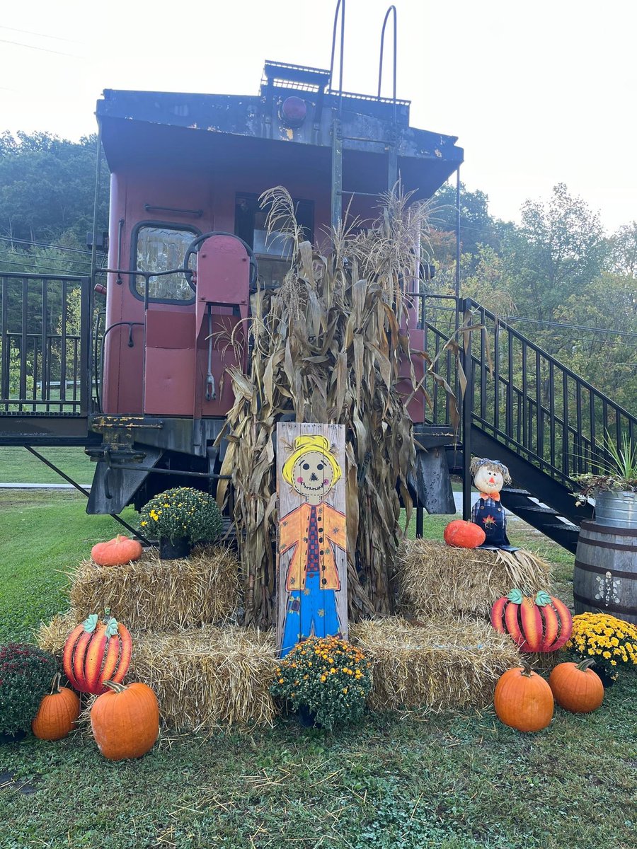 Mr_FrazierKY's tweet photo. Y’all, #PowellCounty IS READY FOR FALL!
Bring on the cozy vibes, the hot cocoa, the falling leaves, and the cooler temperatures! We're all decorated and ready here at the Slade Welcome Center!
Come see us and take your picture with our beautiful pumpkins and mums that we got from Red River Gorge Farmers Market staple vendor Elk Hollow Farms! Even Bigfoot* is getting in the spirit 👣 🎃👻🍂🍁
Foliage maps show #RRG leaves should begin changing colors next week. 🍁🍂
And if you ask nice enough, Pete might even be willing to photo bomb your family photos! 😝🤣📸