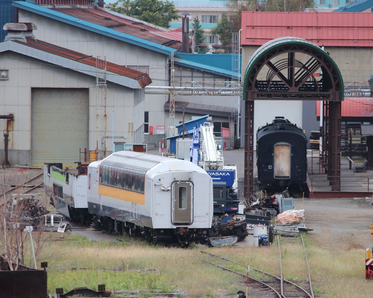 苗穂工場でノースレインボーエクスプレスの車両の解体が続いています