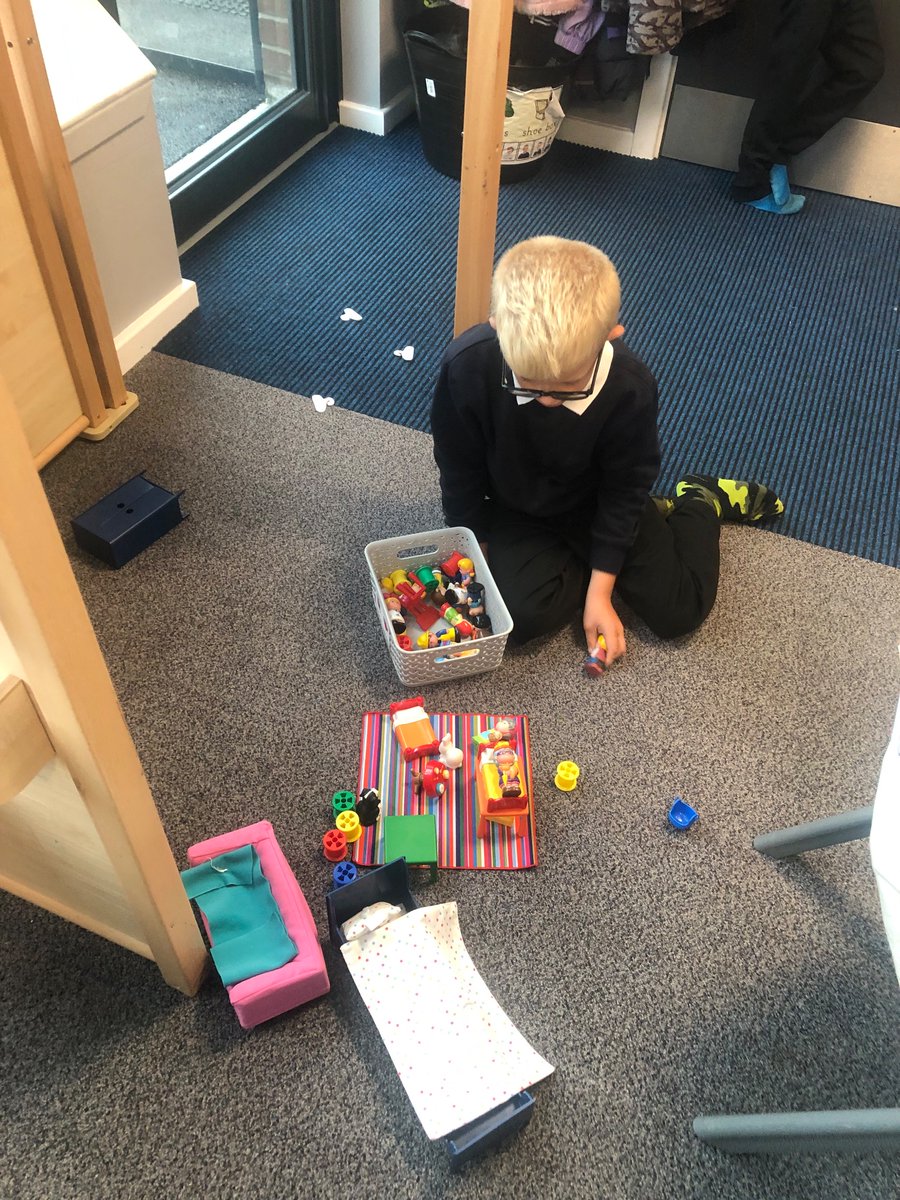 T and A enjoyed the home corner in #OakClass today, we used the figures to say who was in our family “mummy”, “sister”, “nanna” #EulerExplorers #MyWorldAroundMe