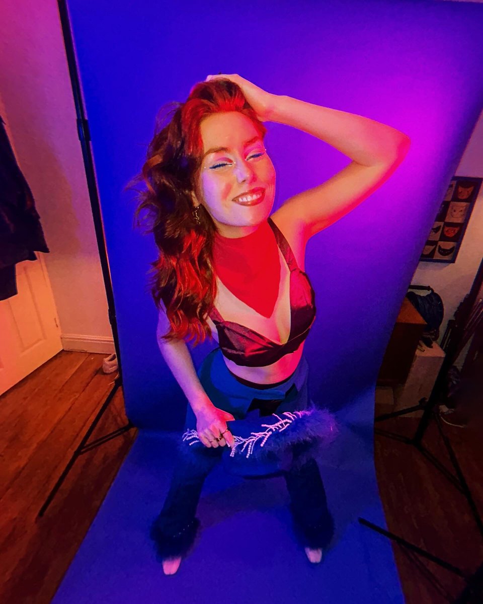 It’s #BiVisibilityDay! 💙💜🩷 so here I am being bi and visible 🤠

Here’s your friendly reminder that there is no single “right” way to be bi+ and bisexual people don’t have to look, act or present themselves in any particular way to be valid 💕 YEEHAWW