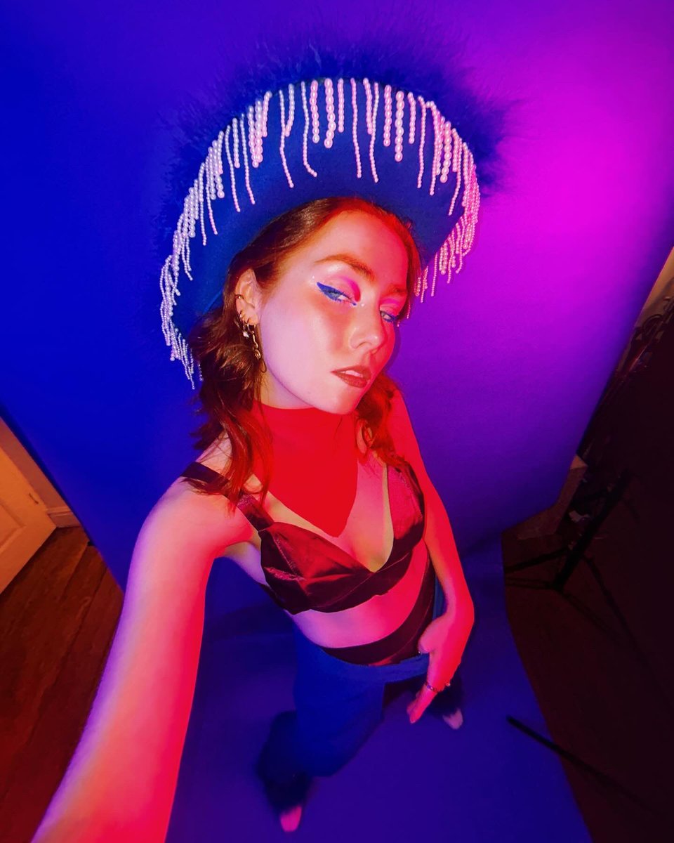 MayaYenn's tweet photo. It’s #BiVisibilityDay! 💙💜🩷 so here I am being bi and visible 🤠

Here’s your friendly reminder that there is no single “right” way to be bi+ and bisexual people don’t have to look, act or present themselves in any particular way to be valid 💕 YEEHAWW https://t.co/9EKTcdAKhd