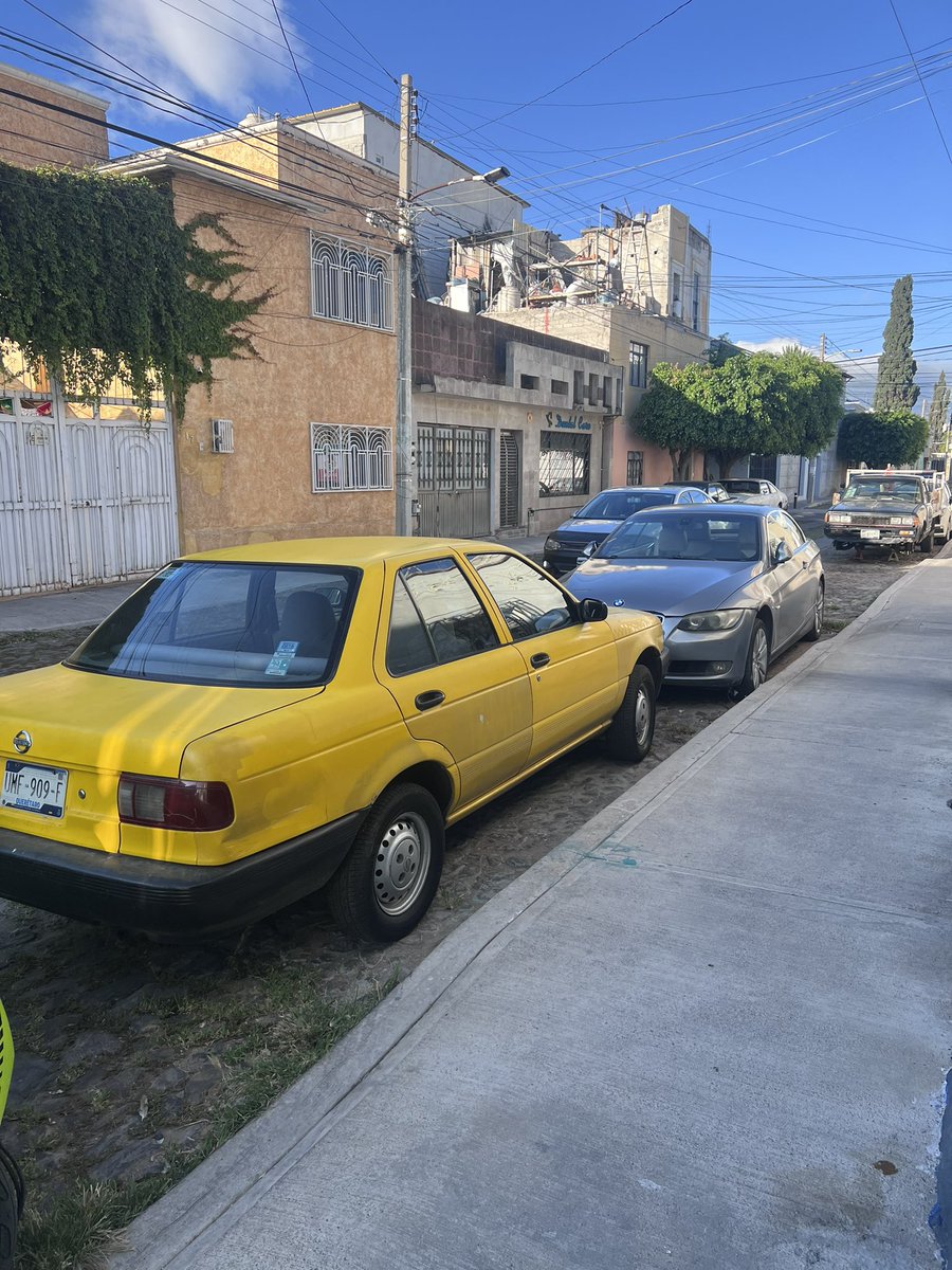 HeartPanter's tweet photo. En sentido contrario estacionado, no permite estacionar mis clientes, nones la primera vez lo hacen que hacemos @SSPMQueretaro @qromunicipio en la calle de xicontecatl esquina con juan de la barrera col niños heroes https://t.co/omwkXLkY7p