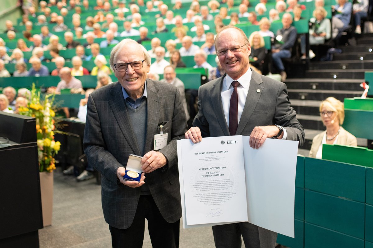 "Verlässlicher und engagierter Partner" - Universitätsmedaille für Dr. Götz Hartung🎖️

Anlässlich 30 Jahren <a href="/ZAWiW_uulm/">ZAWiW</a> wurde Dr. Götz Hartung, ehem. Förderkreis-Vorstand, bei der Herbstakademie mit der Medaille der #uulm geehrt. uni-ulm.de/home/uni-aktue… *stg/Eberhardt