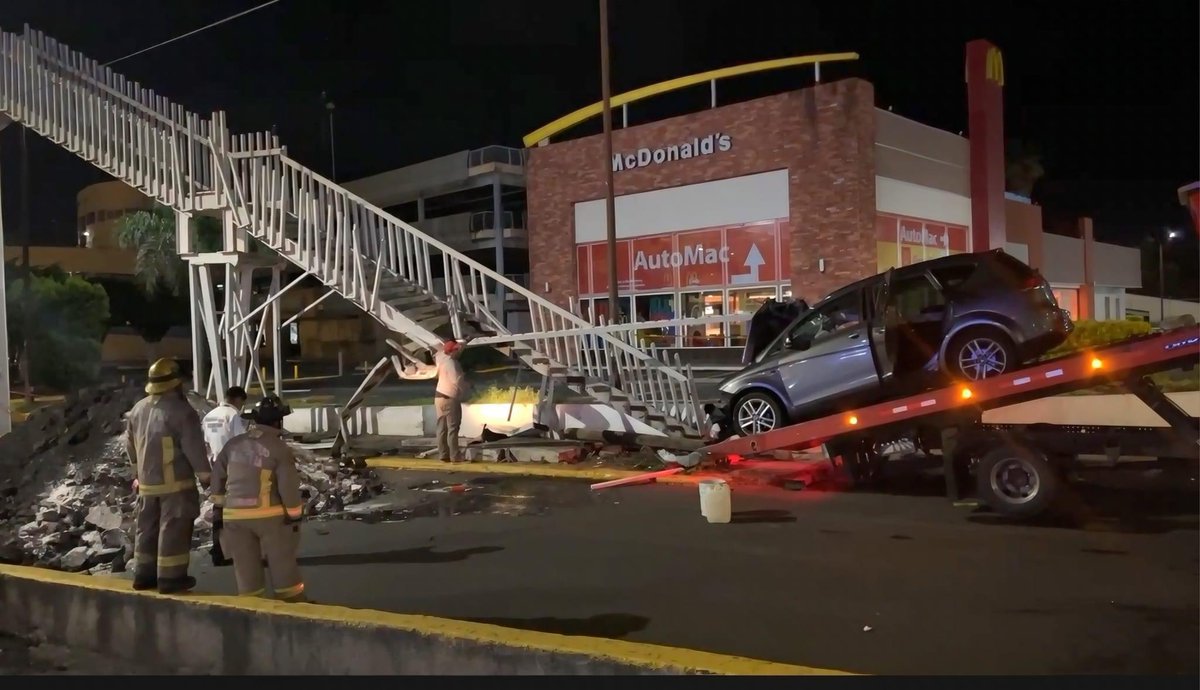 michangoonga's tweet photo. #Morelia Automovilista bien p*edo quería subir por el puente peatonal ⁉️

⚠️Por el choque, destrozó el puente frente al McDonald's de Plaza Escala 👇🏻👇🏻👇🏻
📷 créditos a quien corresponda https://t.co/3JaI5lfU4P