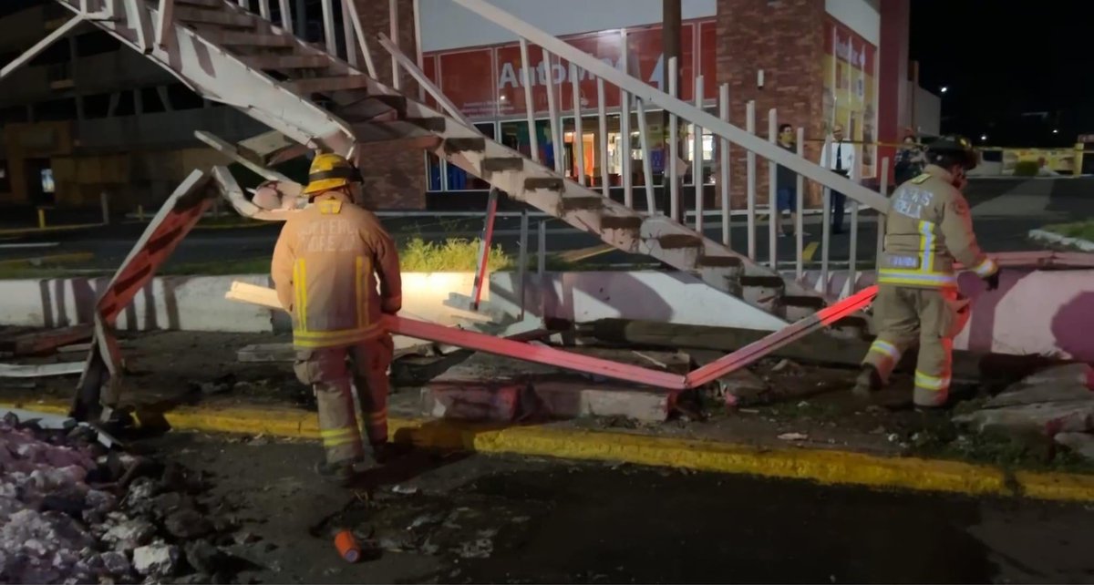 michangoonga's tweet photo. #Morelia Automovilista bien p*edo quería subir por el puente peatonal ⁉️

⚠️Por el choque, destrozó el puente frente al McDonald's de Plaza Escala 👇🏻👇🏻👇🏻
📷 créditos a quien corresponda https://t.co/3JaI5lfU4P