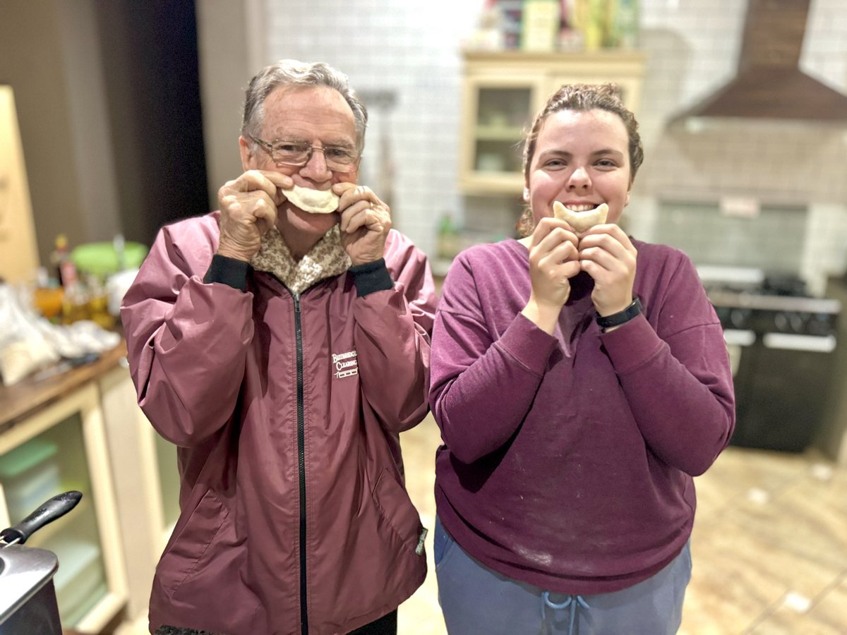 laraleeloo's tweet image. And this is what happens when you spontaneously say “Goppa, smile with your dumpling”!

🤣

#crazyfamily 
#potstickers 
#funforthewholefamily 
#homemade