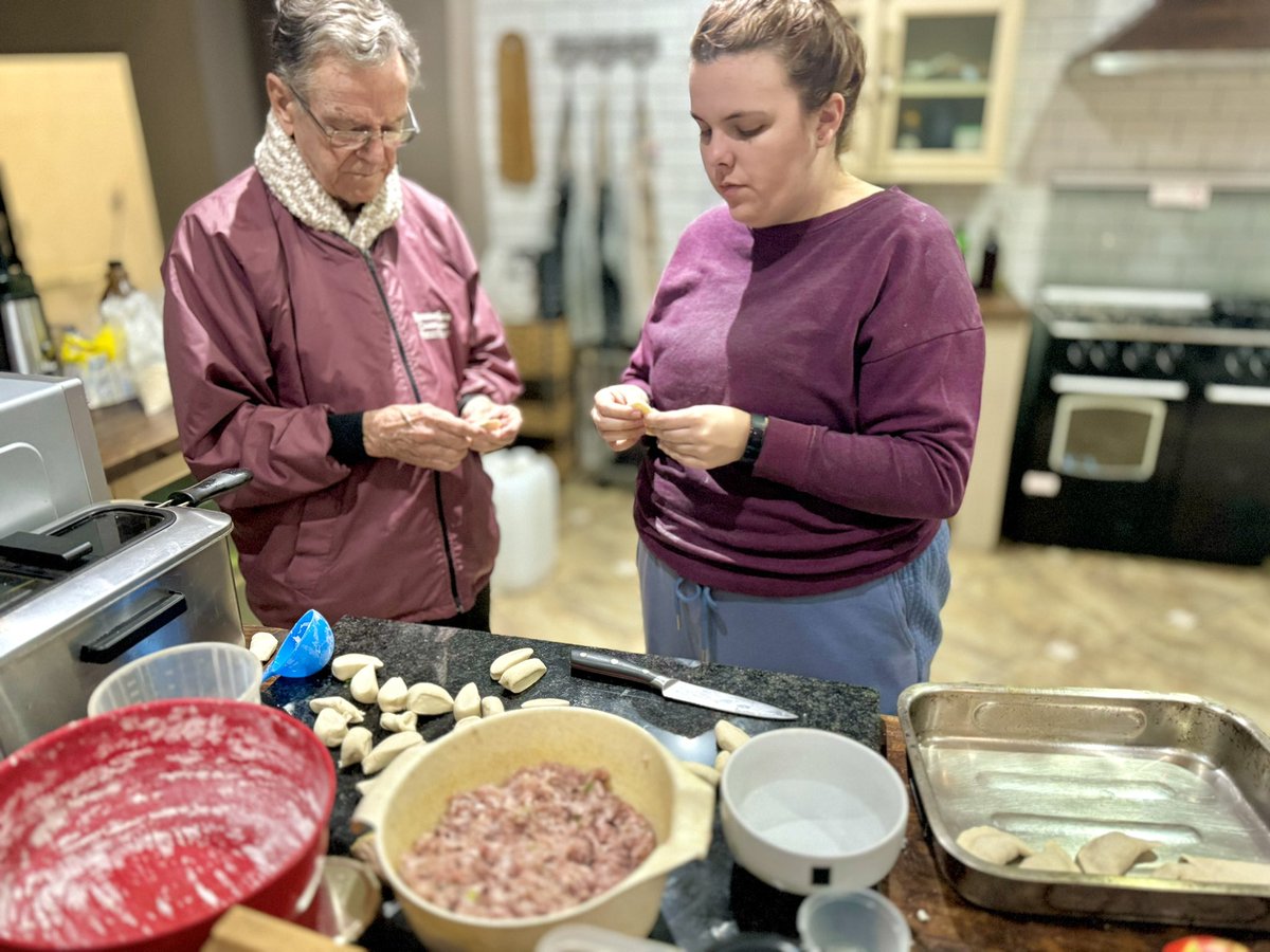 laraleeloo's tweet image. And this is what happens when you spontaneously say “Goppa, smile with your dumpling”!

🤣

#crazyfamily 
#potstickers 
#funforthewholefamily 
#homemade