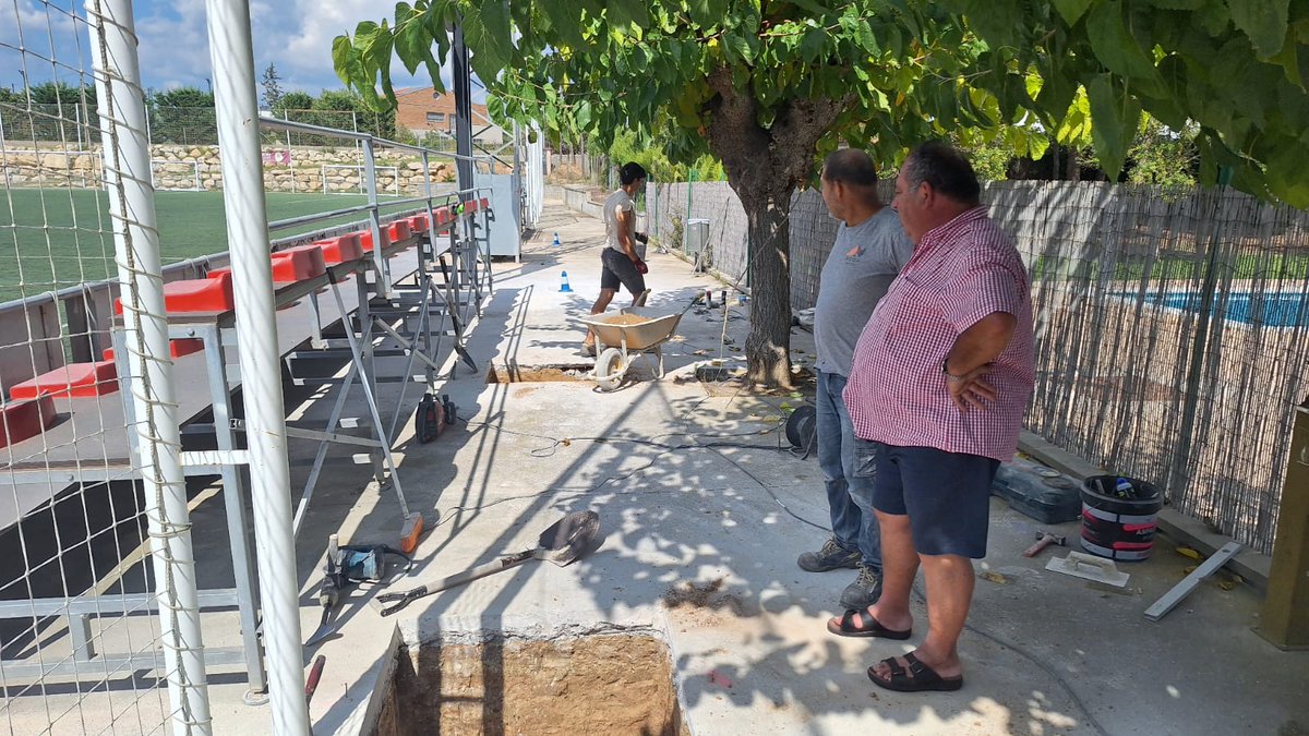 🏗️🔧 Avui han començat les obres per cobrir les grades del camp de futbol! 🏟️⚽ Aquesta millora farà que els espais esportius siguin més còmodes per a tothom. 💪🌞🌧️ Gràcies a l'ajuntament i tècnics per fer-ho possible!

Us mantindrem informats de les novetats! 🙌