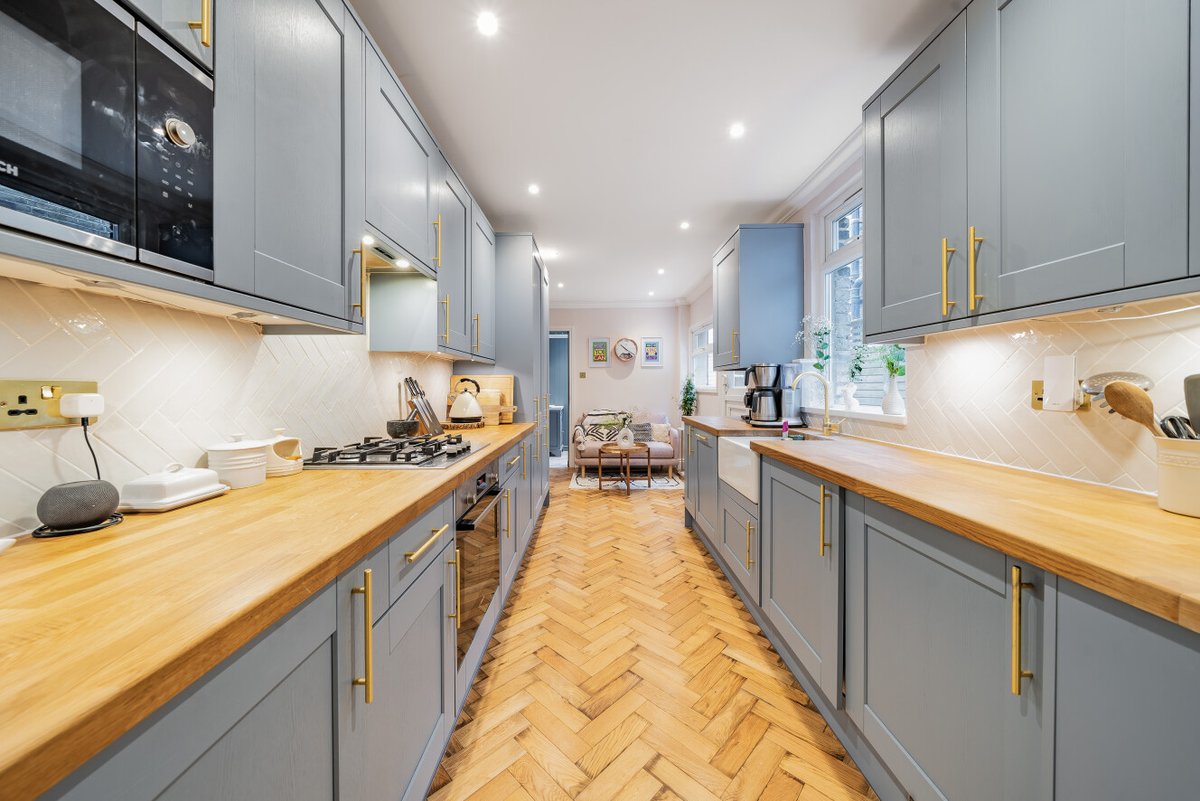 A stylish and beautifully presented home to brighten up the day ☀

📍Chiswick, W4
🏡 3 bedroom
🌳Low maintenance garden
🏗Scope to extend into the loft (STPP)
💷£995,000

See the full listing: bit.ly/4db57pG

#kfhproperty #london #chiswick #W4 #familyhome #propertytobuy