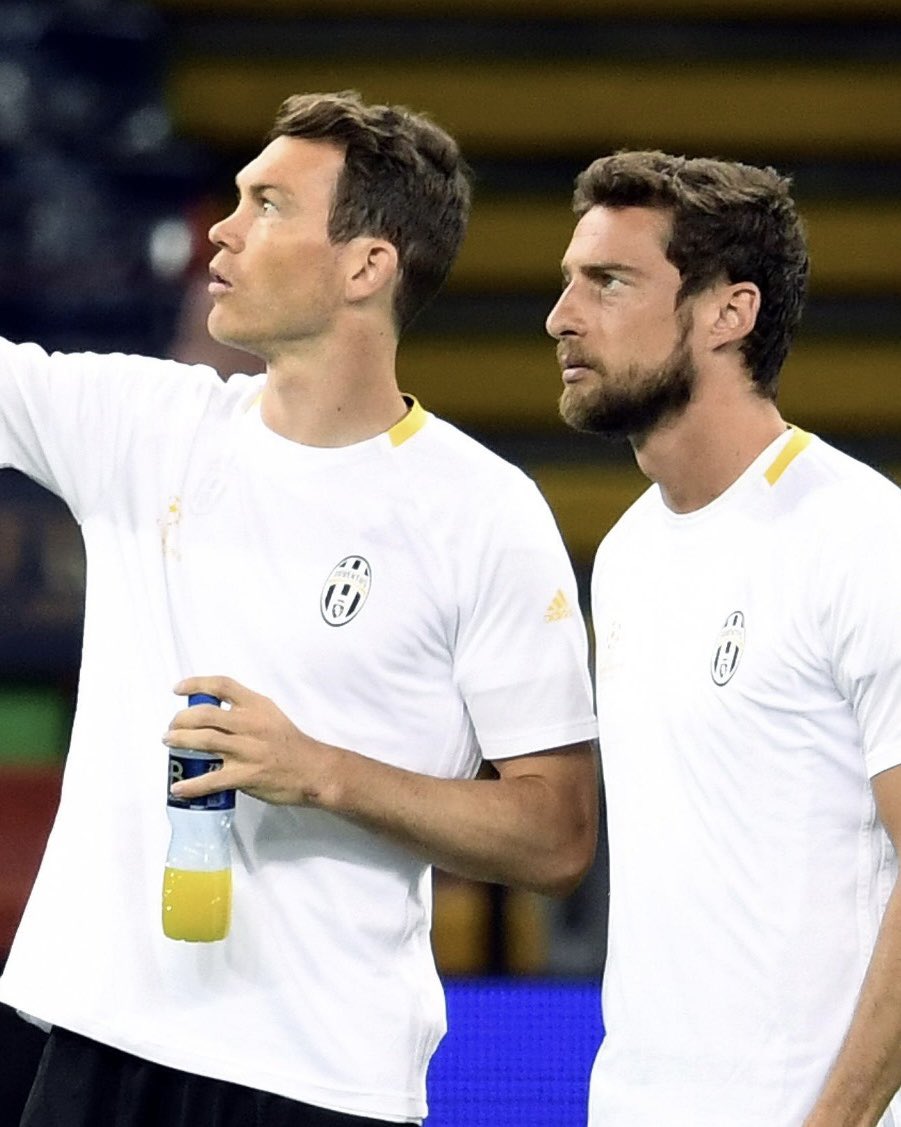 Spazio_J's tweet image. Serata a tinte bianconere per Claudio Marchisio e Stephan Lichtsteiner ⚪️⚫️

Qual è il ricordo più bello che avete di loro in maglia Juventus❓👇

📸 @stephanlichtsteiner @marchisiocla8

#Marchisio #Lichtsteiner #Juventus