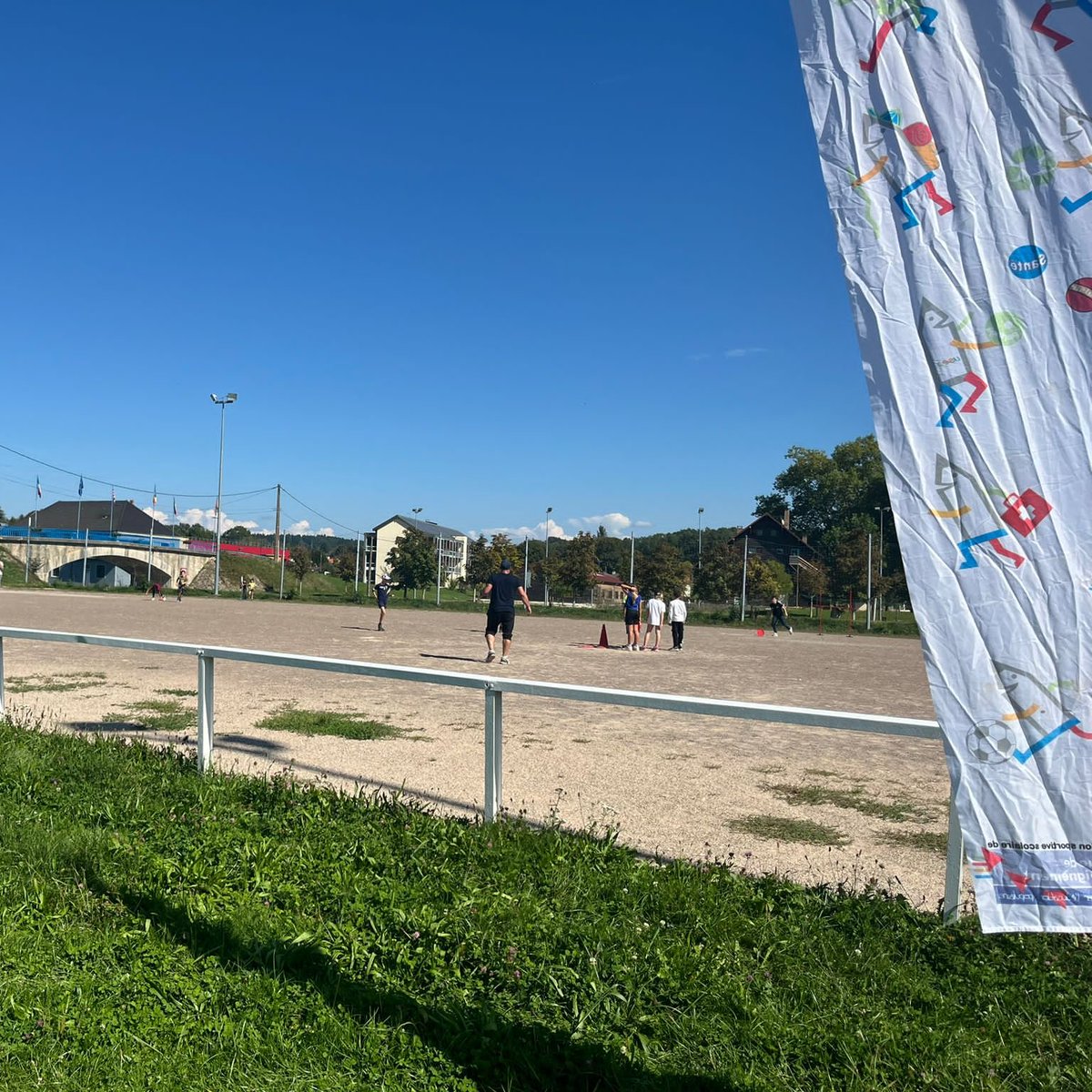 #JNSS2024 I Journée Nationale du Sport Scolaire à Port-sur-Saône en présence de @phdestable, IA-DASEN. Vendredi, + de 300 élèves ont participé à des ateliers : tests de positionnement de forme, basket, football, bike and run, discgolf, randonnée, course d’orientation. <a href="/acbesancon/">Académie de Besançon</a>