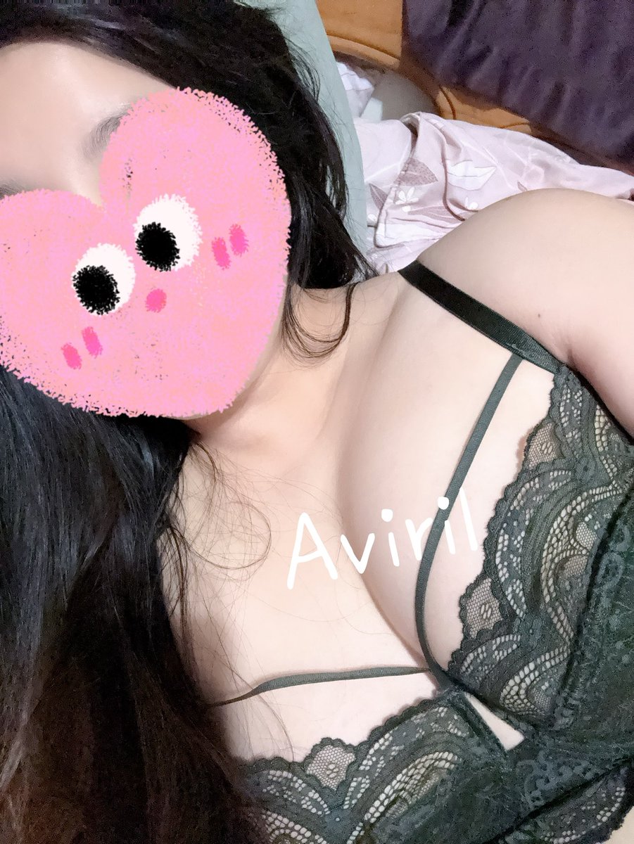 Aviril9's tweet photo. 買了新內衣趕快拍一張臭美一下
然後再發給男友勾引他
（當然尺度不可能只有這樣！）
等他受不了就會衝過來惡狠狠的教訓我
我的目的就達成了☺️ https://t.co/weuPVuIhkb