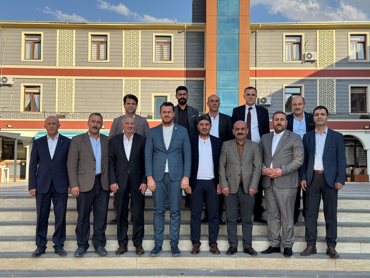 İlçe başkanlarımızla birlikte, önümüzdeki süreçte partimizin büyümesi adına neler yapılabileceğini istişare etmek üzere toplandık. 

Biz büyük bir aileyiz, büyümeye de devam edeceğiz. 

Sayın Cumhurbaşkanımıza ve davasına inanan dünden bugüne teşkilatlarımızda emek vermiş dava