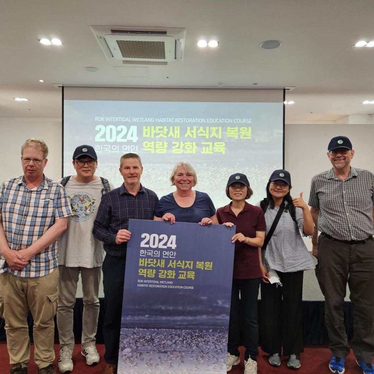 EAAFP's tweet photo. WHAT’S BEEN HAPPENING?
From September 4th to 6th, and on 9th, a Seabird Habitat Restoration Training Course and a Joint Seminar on Marine Biodiversity Preservation took place. EAAFP joined to strenghten the ecological connectivity among habitats. #EAAFP #neverbreakthechain https://t.co/8tiLnURpki