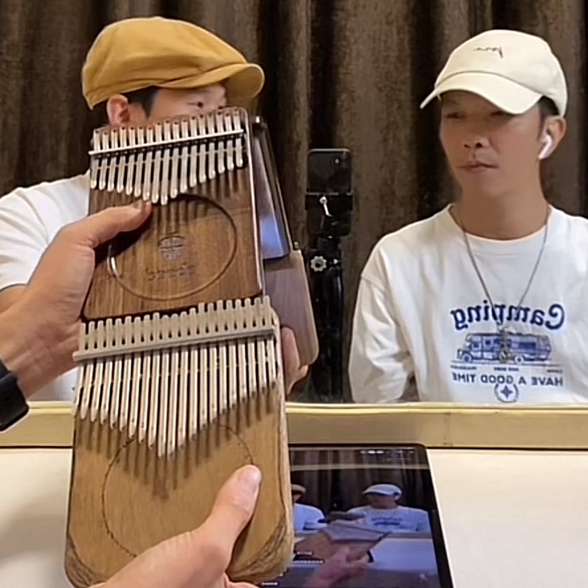 KiwiMbira's tweet photo. New Seeds 17, 21, 24, 34-key #kalimbas!
17k & 21k are made of black walnut (with wooden backstop), while 24k & 34k Mage is made of okoume, like 41k.
The 22-tone (34k) variation is called Gemini, & the melody can be played on the right with chords on the left side.
#kalimba https://t.co/TuthpiYPU7
