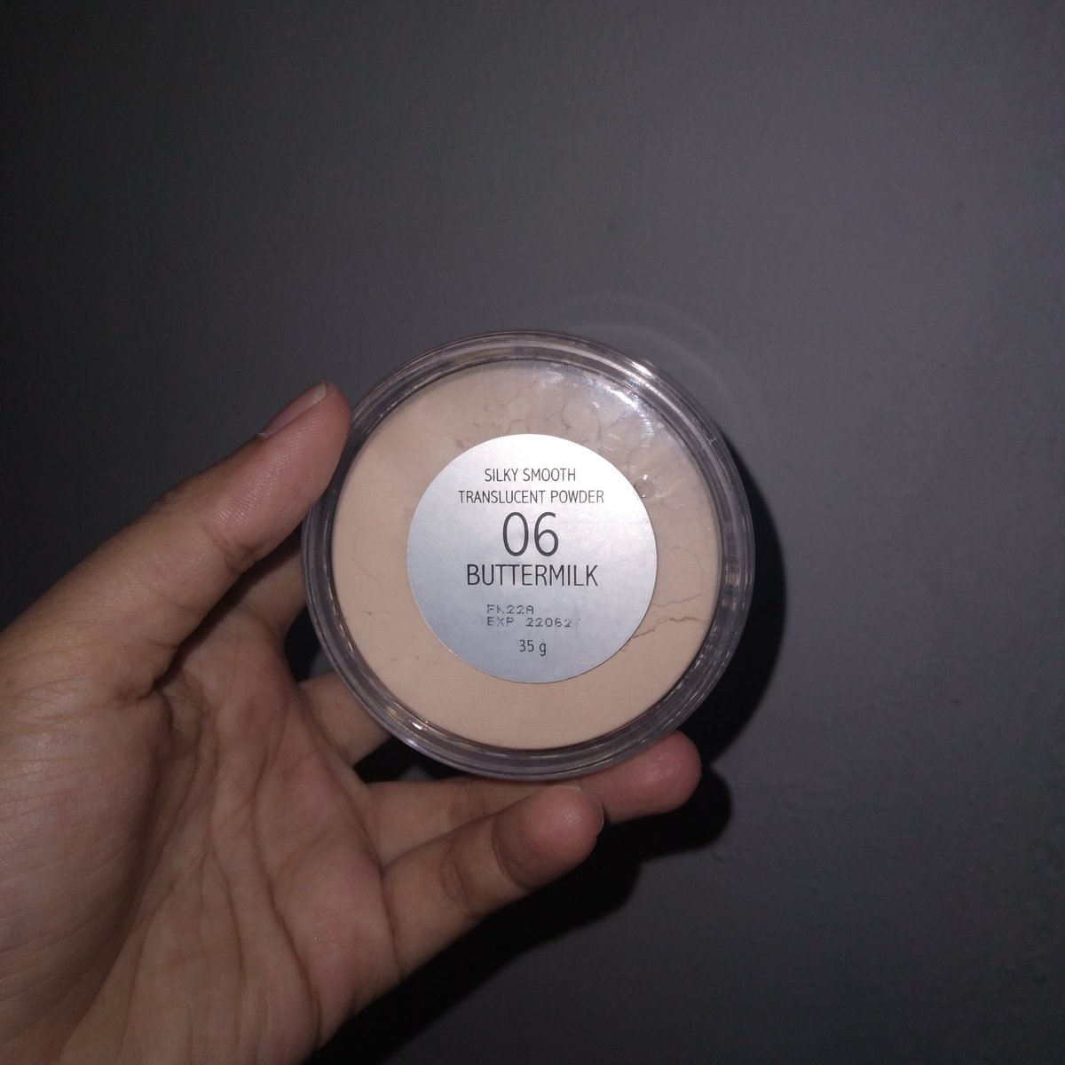 sequority's tweet photo. WTS MAKE OVER LOOSE POWDER SHADE 06 BUTTERMILK (shade nya kegelapan di aku)
price : 70k boleh nego 
📍 : depok 
-isi masih banyak banget, baru bbrp x pemakaian 
❗️❗️kalau mau tanya² (mau lihat isi nya lebih jelas, dll) feel free to dm yaa
#wtsmakeup #wts #makeover #loosepowder https://t.co/RbQWPckjQT