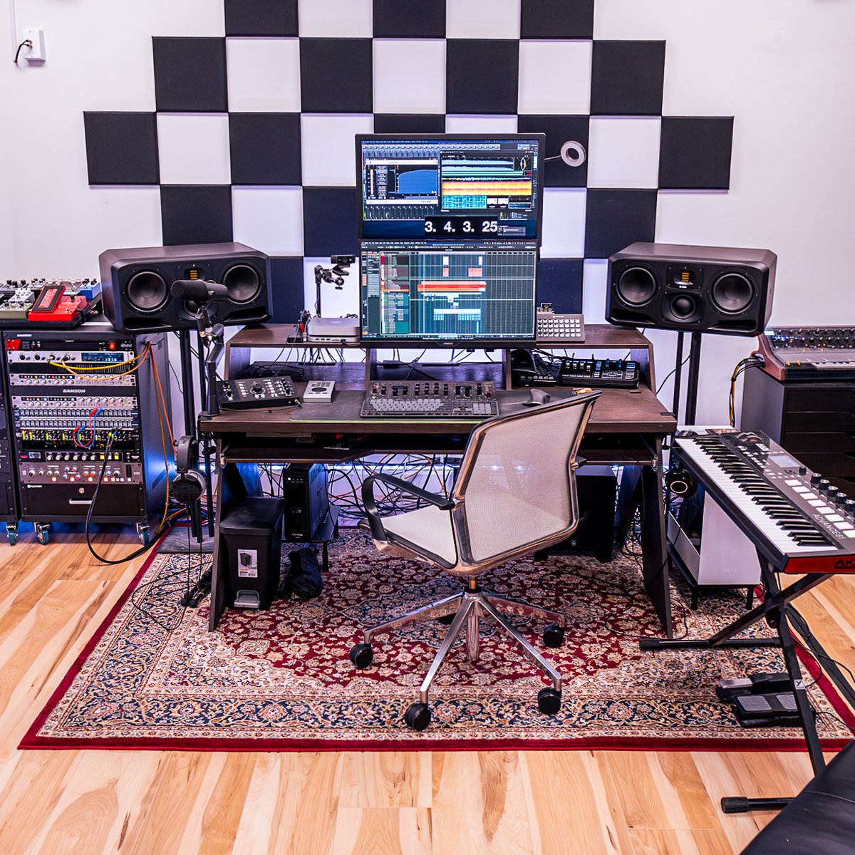 ADAM_Audio's tweet image. Impressive and inspiring studio by Sean Andrews with a pair of ADAM S3Hs ⚡️

#ADAMAudio #StudioMonitors #S3H