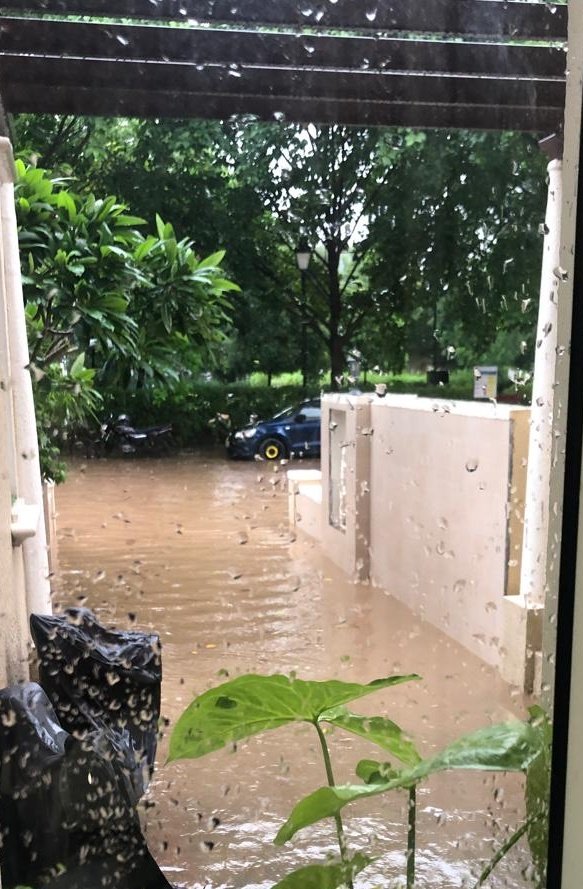 ahuja_aa's tweet photo. Emerald Hills Sector 65 Gurgaon...Drainage issues. Rains submerge area. Water receeds in drive ways. Time for Action @emaardubai @mohamed_alabbar @emaar_india_ @EHPOA1 https://t.co/TKcoZkVovI