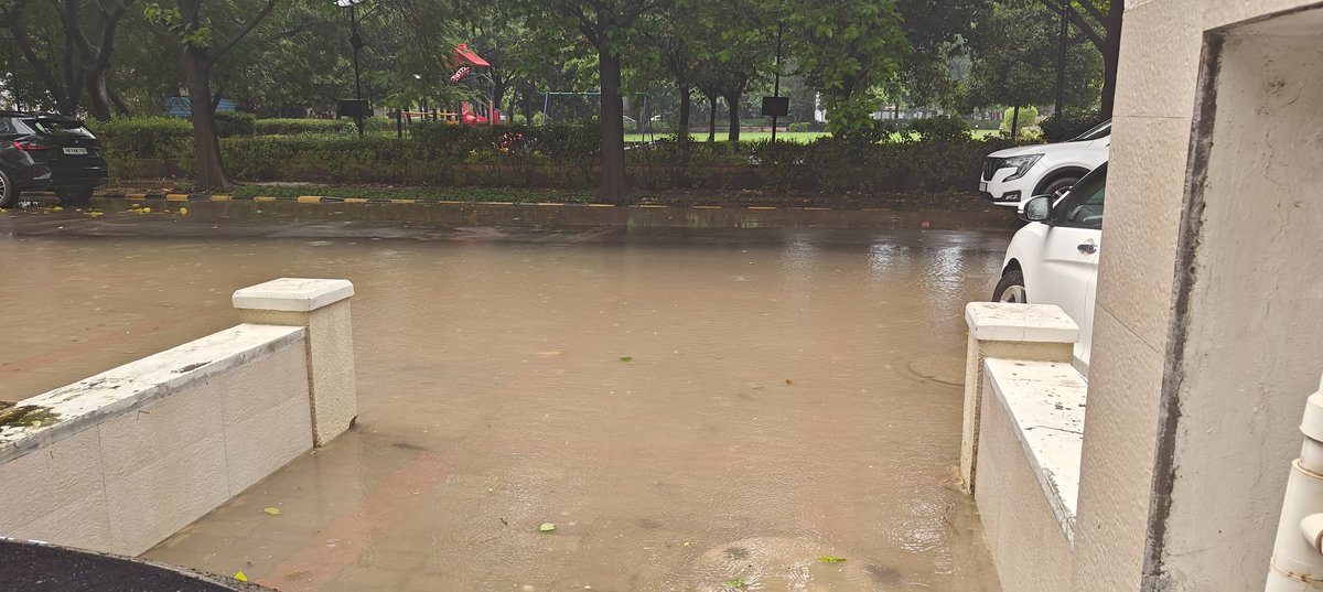 ahuja_aa's tweet photo. Emerald Hills Sector 65 Gurgaon...Drainage issues. Rains submerge area. Water receeds in drive ways. Time for Action @emaardubai @mohamed_alabbar @emaar_india_ @EHPOA1 https://t.co/TKcoZkVovI