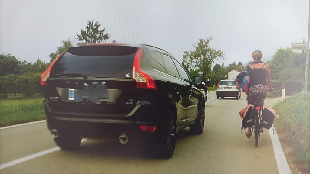 pat7331's tweet image. Ogni mattina per andare al lavoro in bici così! Con le auto che ci sfrecciano accanto. Ho scritto e-mail alla sindaca per avere una pista ciclabile (è una SP che passa in un centro urbano e spazio c'è n'è) ma non risponde nemmeno...
#ciclabili #closepass