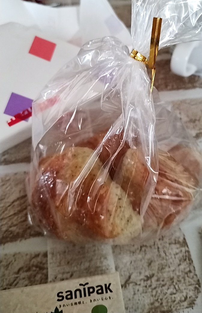 142_mmgek's tweet photo. しかもその後お詫びにきてくれたんだけど、返金120円と電話代にってビニール袋置いていった。
電話代ビニール袋じゃあ足りないんだけど……
 #お詫びの品
 #異物混入
 #ビニール袋
 #パン https://t.co/OuX846cr3y