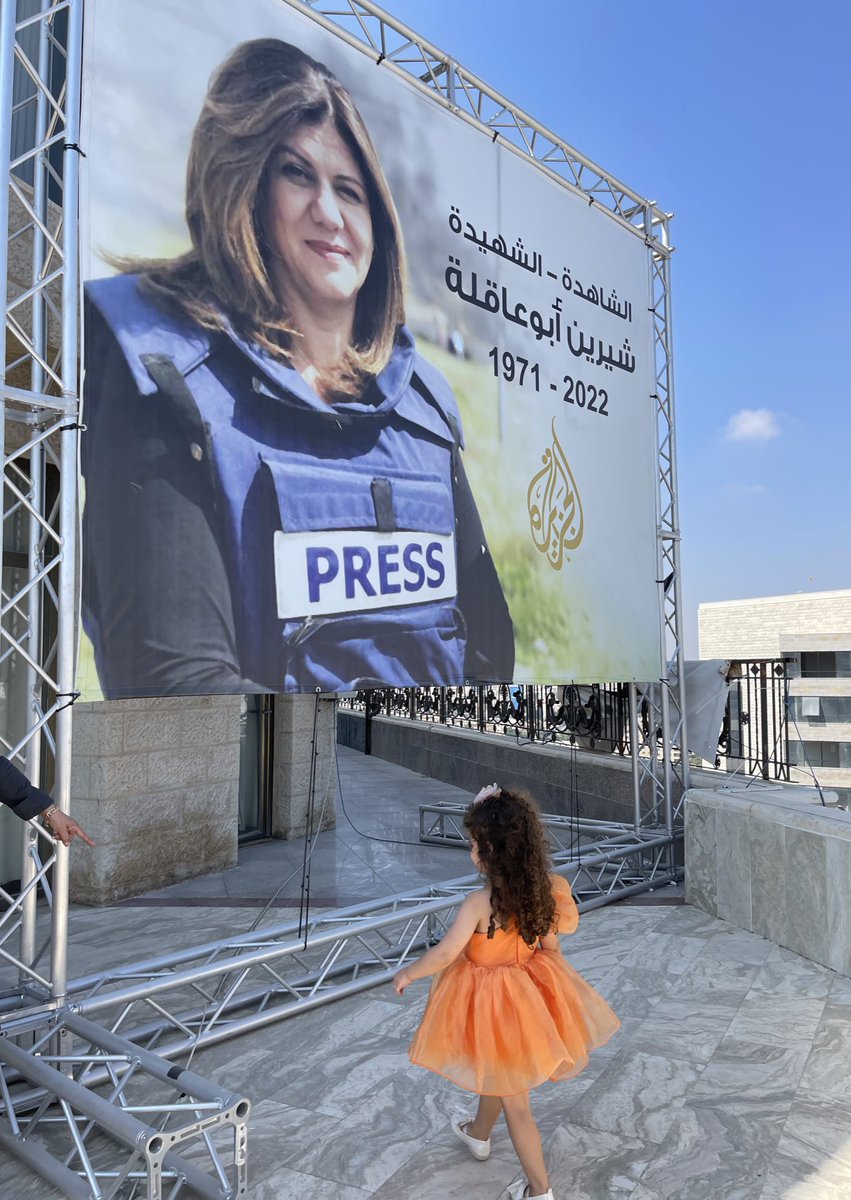 Conocí a Shireen hace años en Jerusalén. Gran periodista y compañera siempre dispuesta a ayudar. El Ejército israelí la asesinó en 2022 

Este es el gran cartel con su foto arrancado ayer por soldados israelíes en la sede de Al Jazeera en Ramala cuando irrumpieron para cerrarla