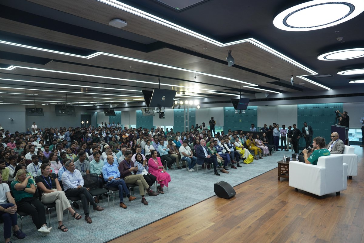 Cognizant's tweet image. Fernando Alonso joined a fireside chat—sharing insights and motivating the audience:
"Teamwork. Rely on the people next to you. In @AstonMartinF1, we have 1,000 people working for these two cars. Each one of these 1,000 people is a key part of our success" said Fernando.